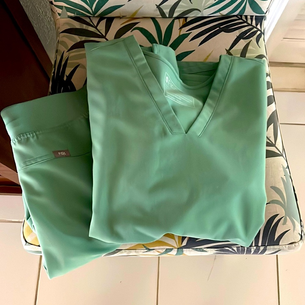 NWOT Figs Jade green top and bottom scrub set